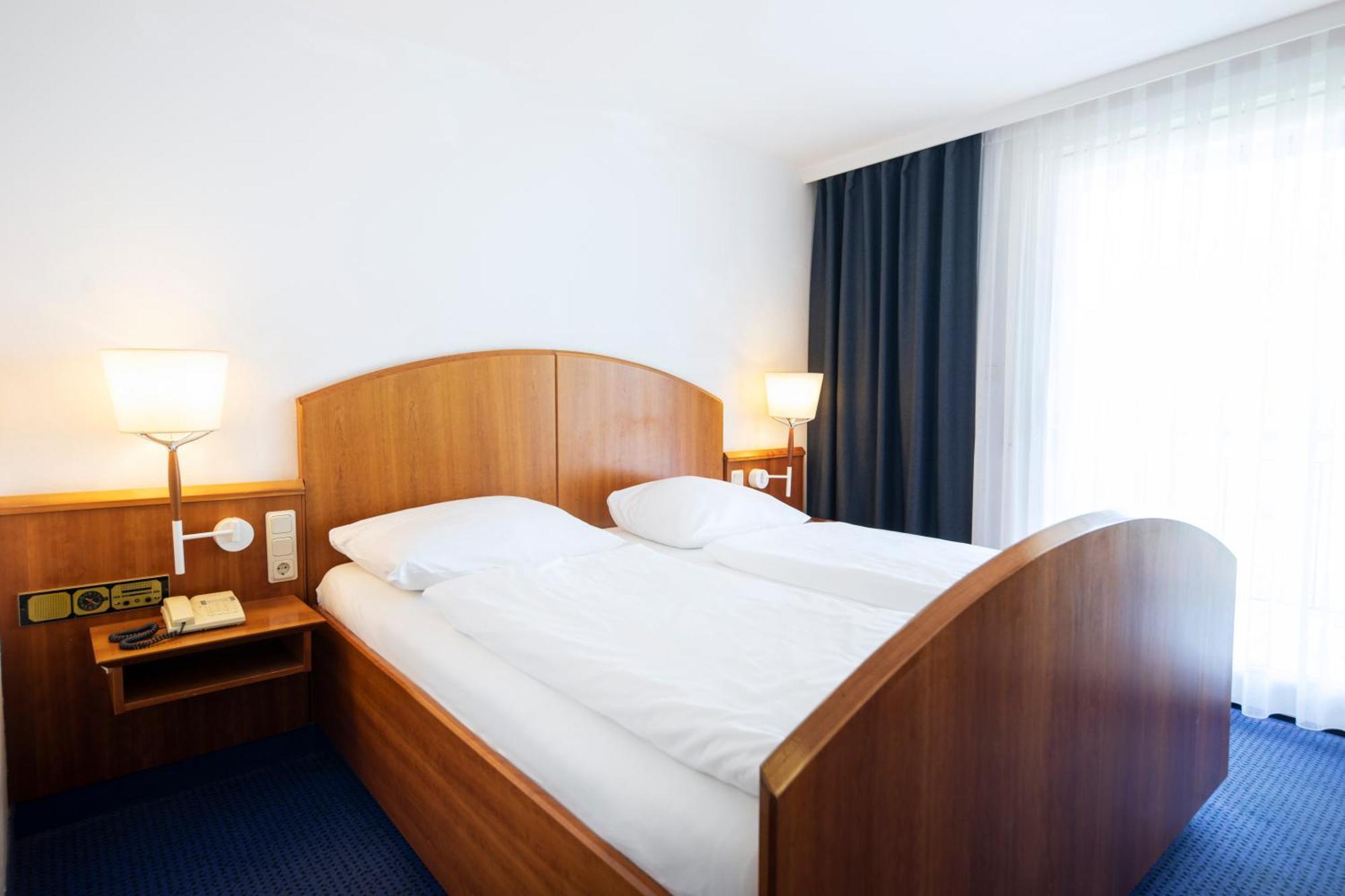 Roomingtons Karoli Валдкирхен Екстериор снимка