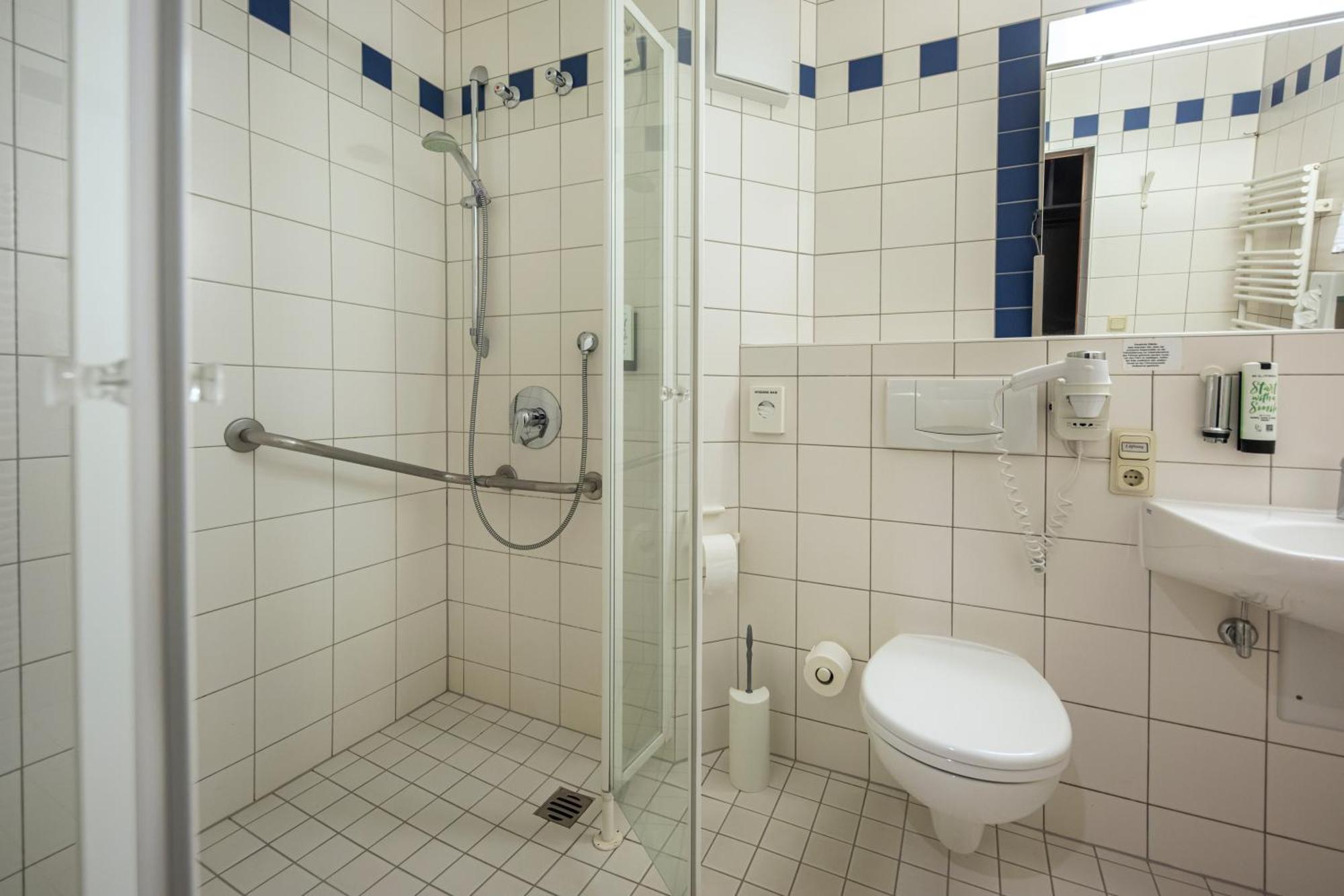 Roomingtons Karoli Валдкирхен Екстериор снимка