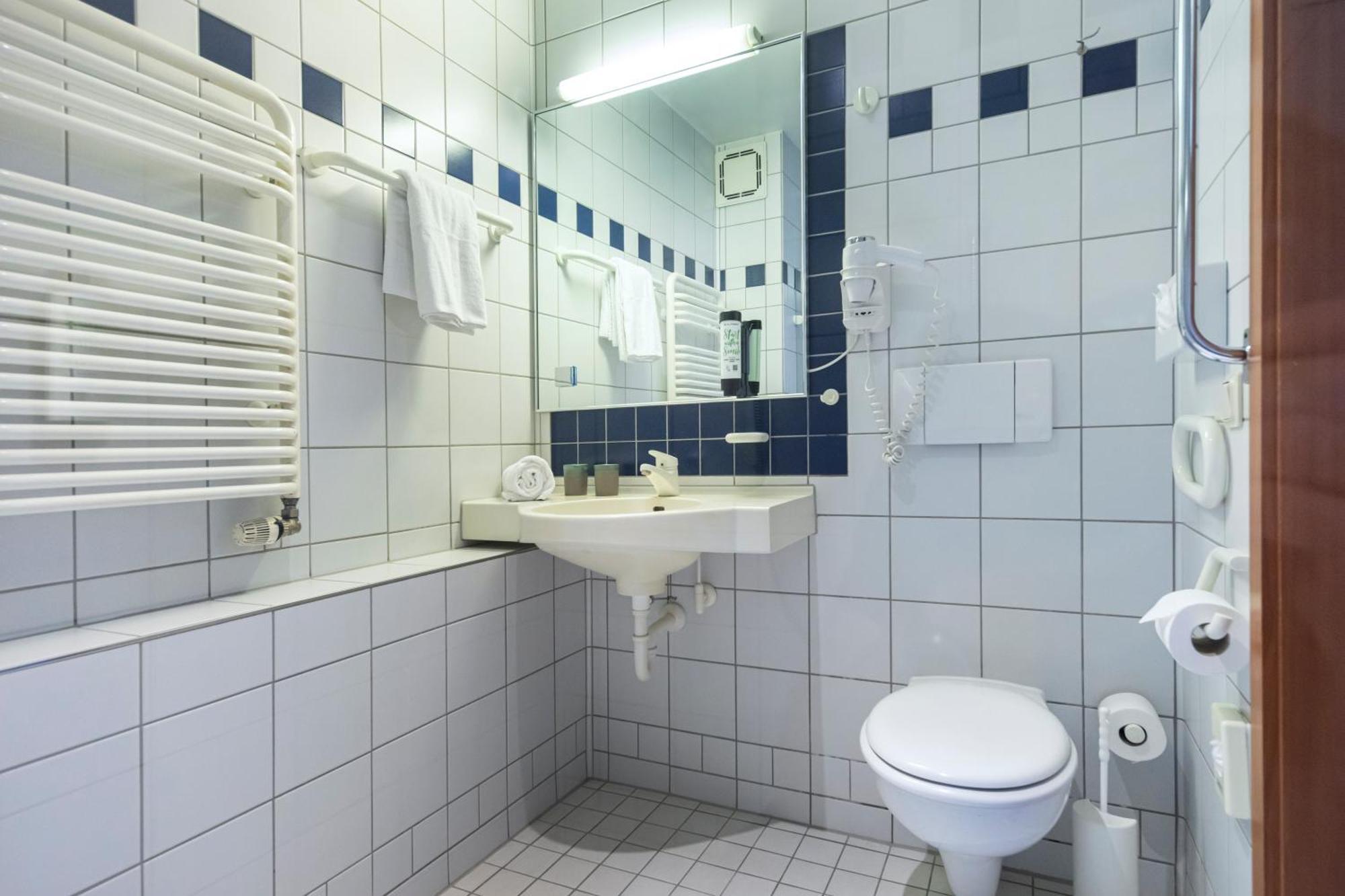 Roomingtons Karoli Валдкирхен Екстериор снимка