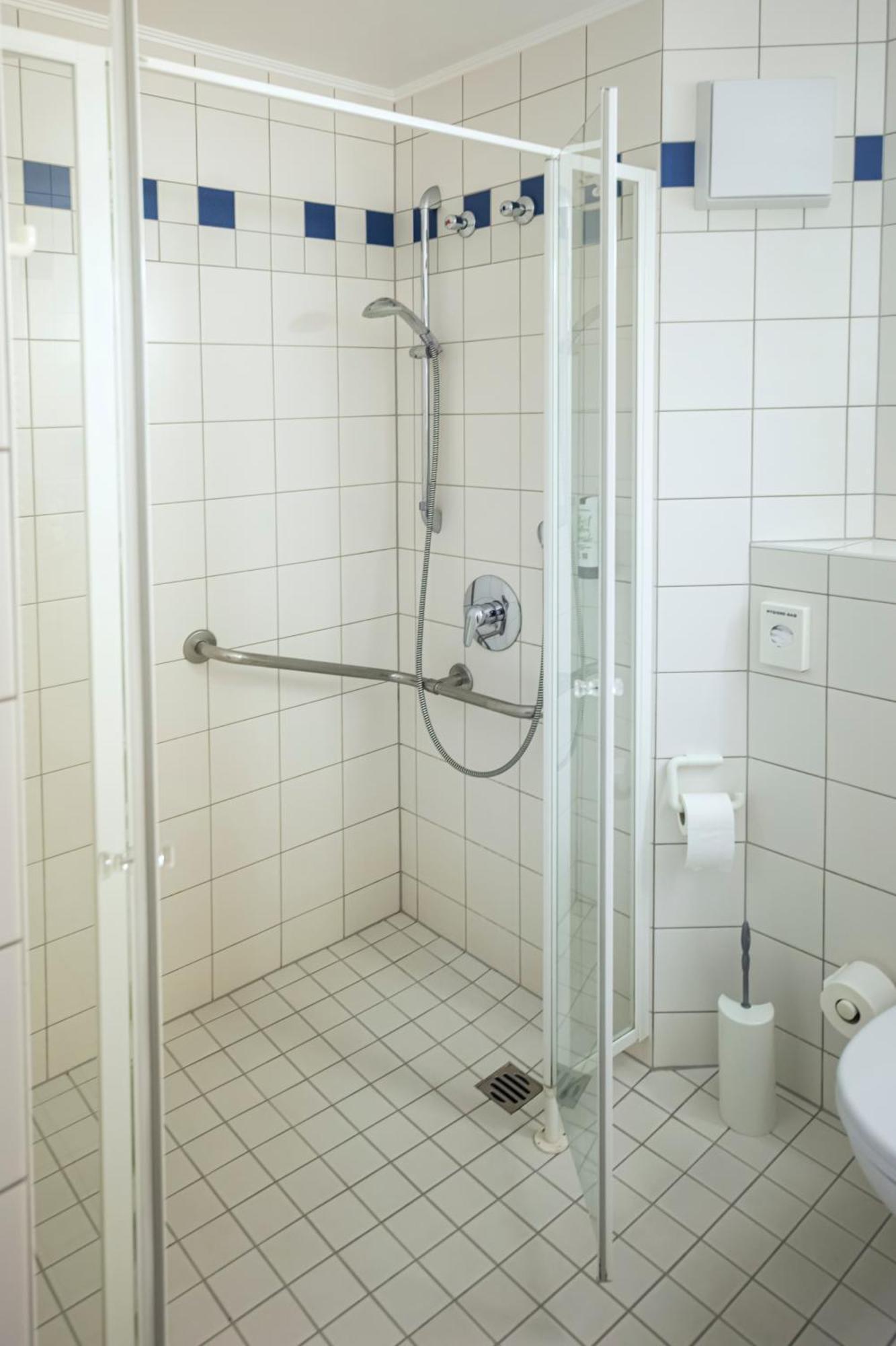 Roomingtons Karoli Валдкирхен Екстериор снимка