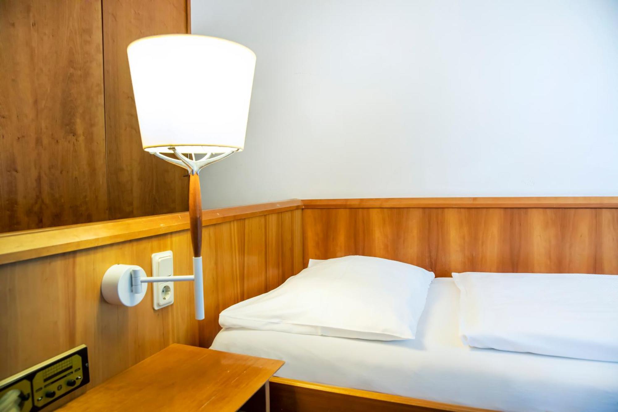 Roomingtons Karoli Валдкирхен Екстериор снимка