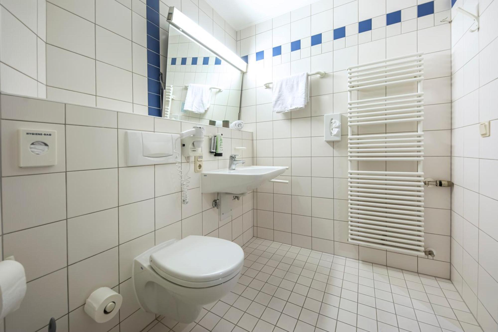 Roomingtons Karoli Валдкирхен Екстериор снимка