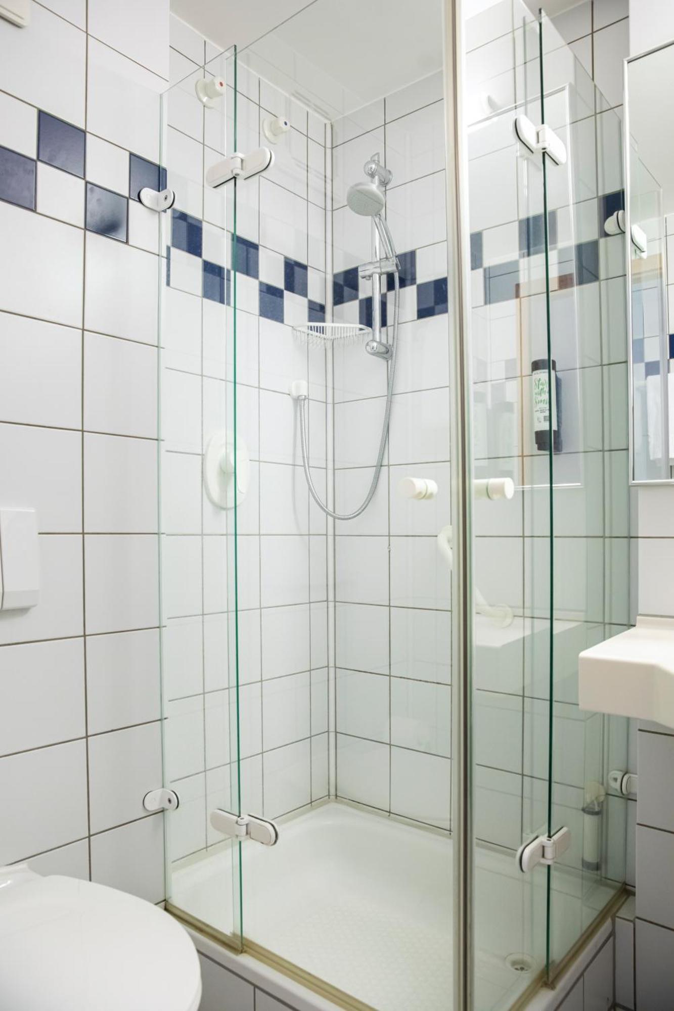 Roomingtons Karoli Валдкирхен Екстериор снимка