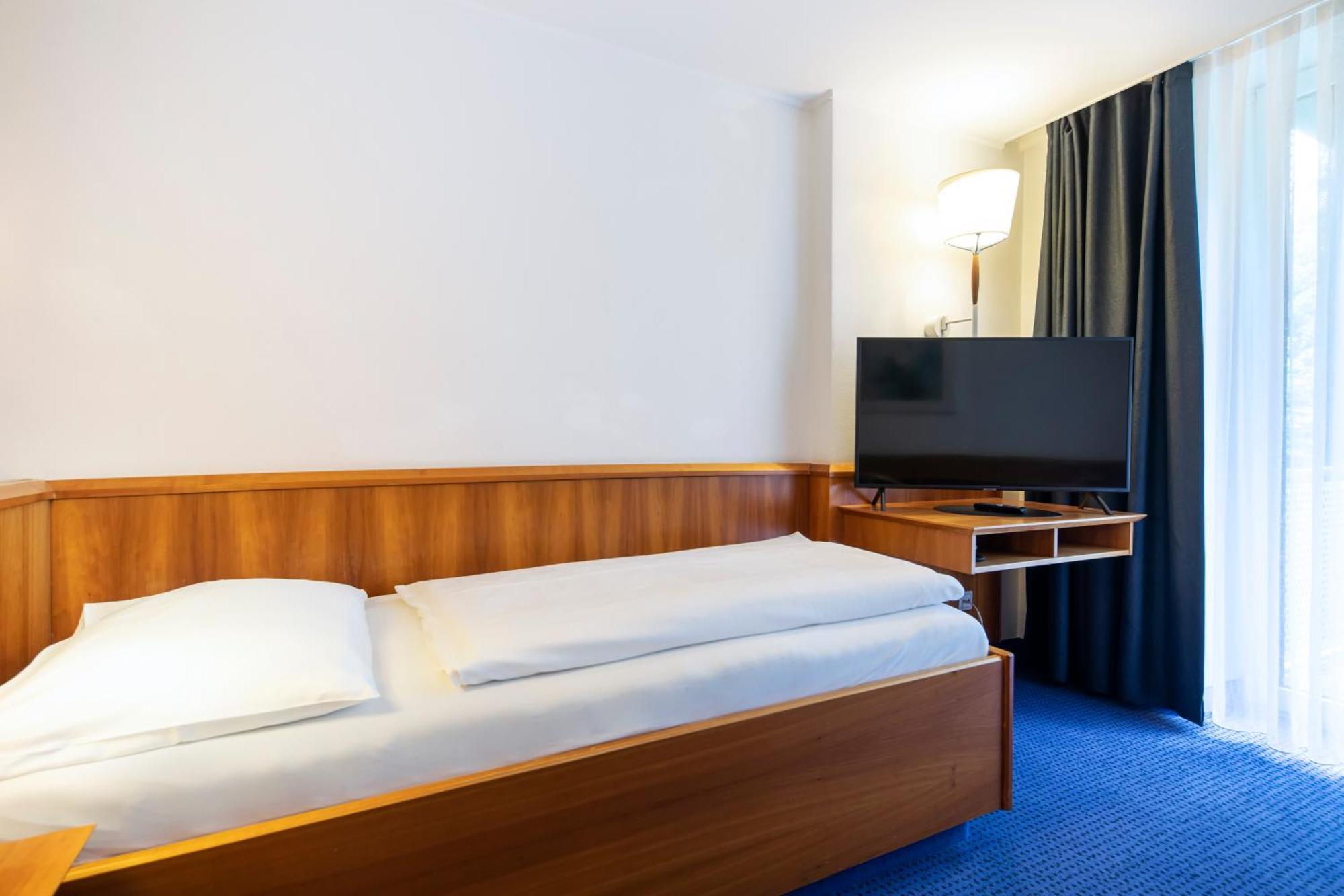 Roomingtons Karoli Валдкирхен Екстериор снимка